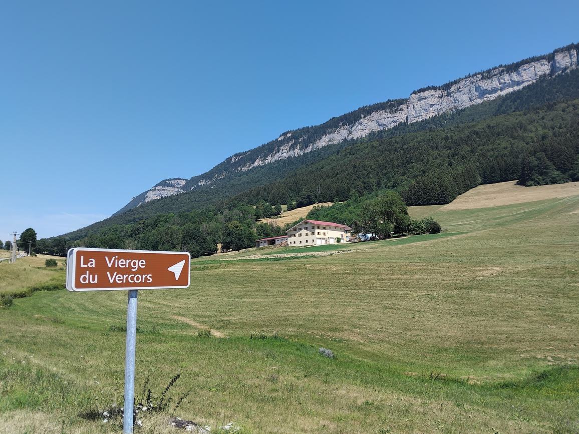 Le panneau indiquant la Vierge du Vercors et la falaise de Roche Rousse