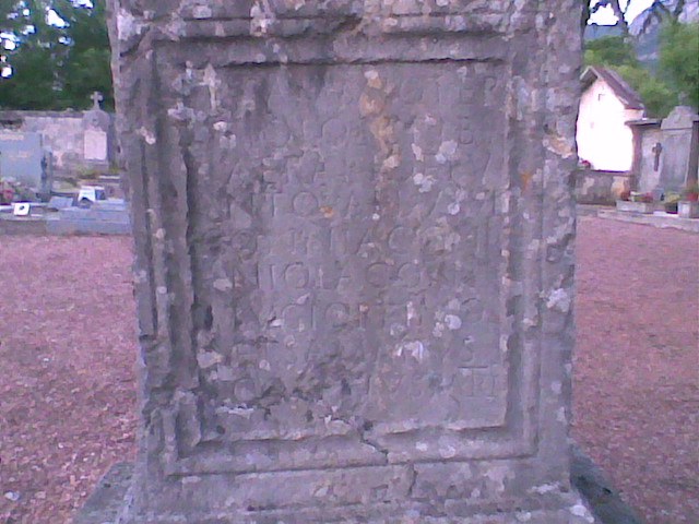 Le cippe funéraire gallo-romain à l'entrée du cimetière de Saint-Laurent-en-Royans