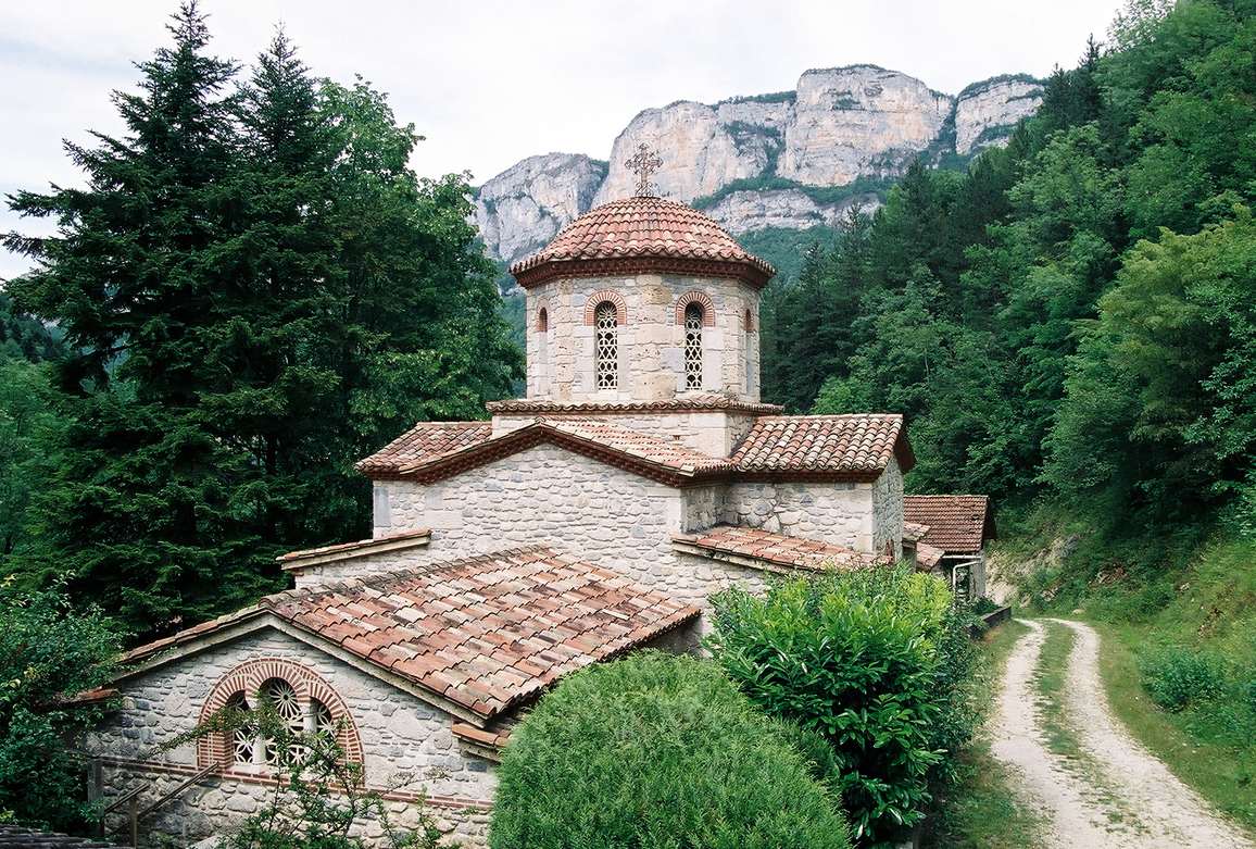 L'église byzantine du monastère Saint-Antoine-le-Grand sous les falaises de Combe Laval