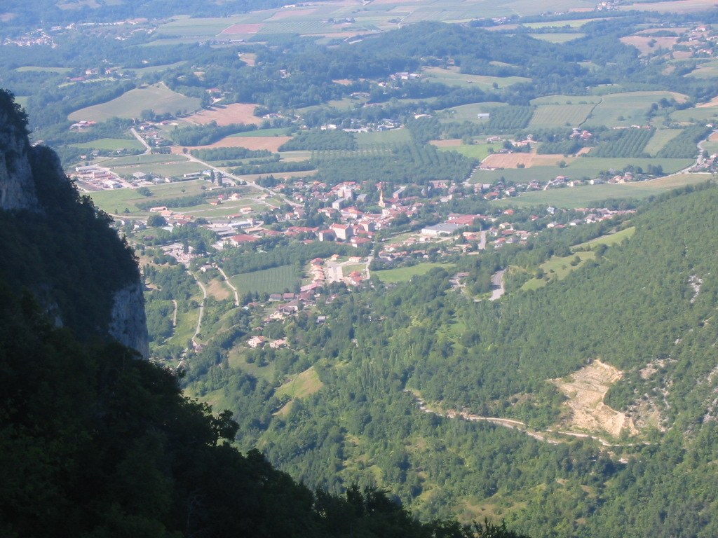 Le village de Saint-Laurent-en-Royans vu du sud, sous les falaises