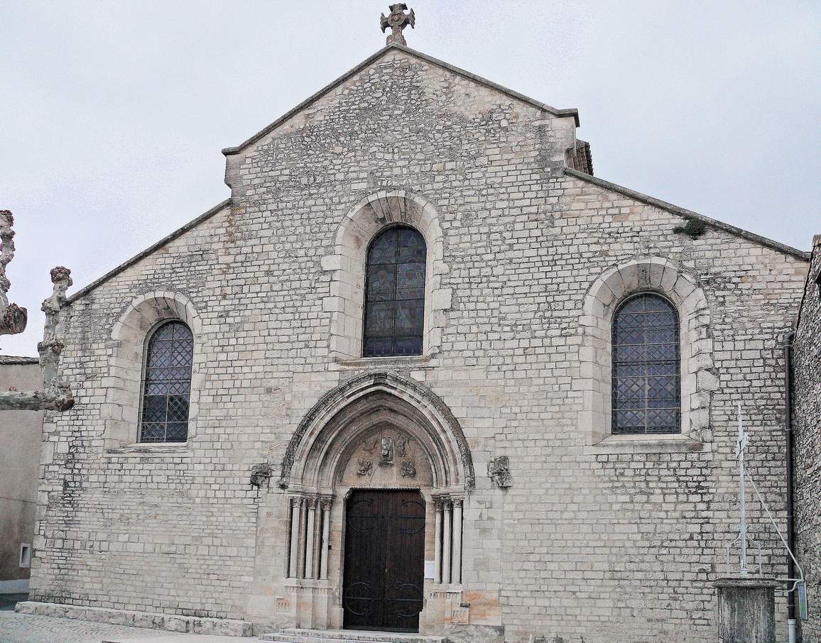 La façade de l'église de Saint-Marcel-lès-Sauzet et son clocher
