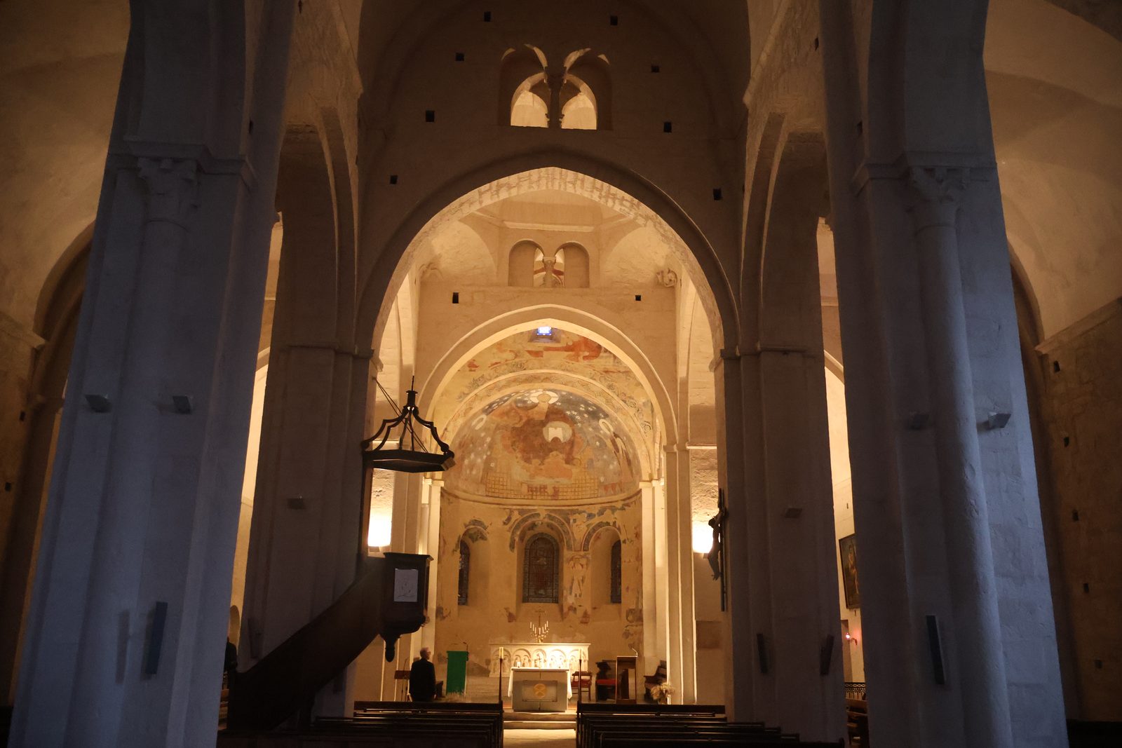 La nef de l'église de Saint-Marcel-lès-Sauzet vers le chœur, avec l'abside couverte de fresques