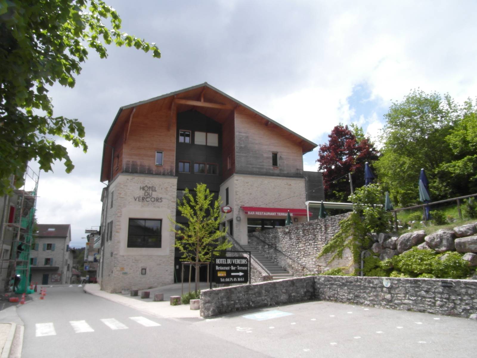 Le centre de Saint-Martin-en-Vercors, hôtel-restaurant et rue du village