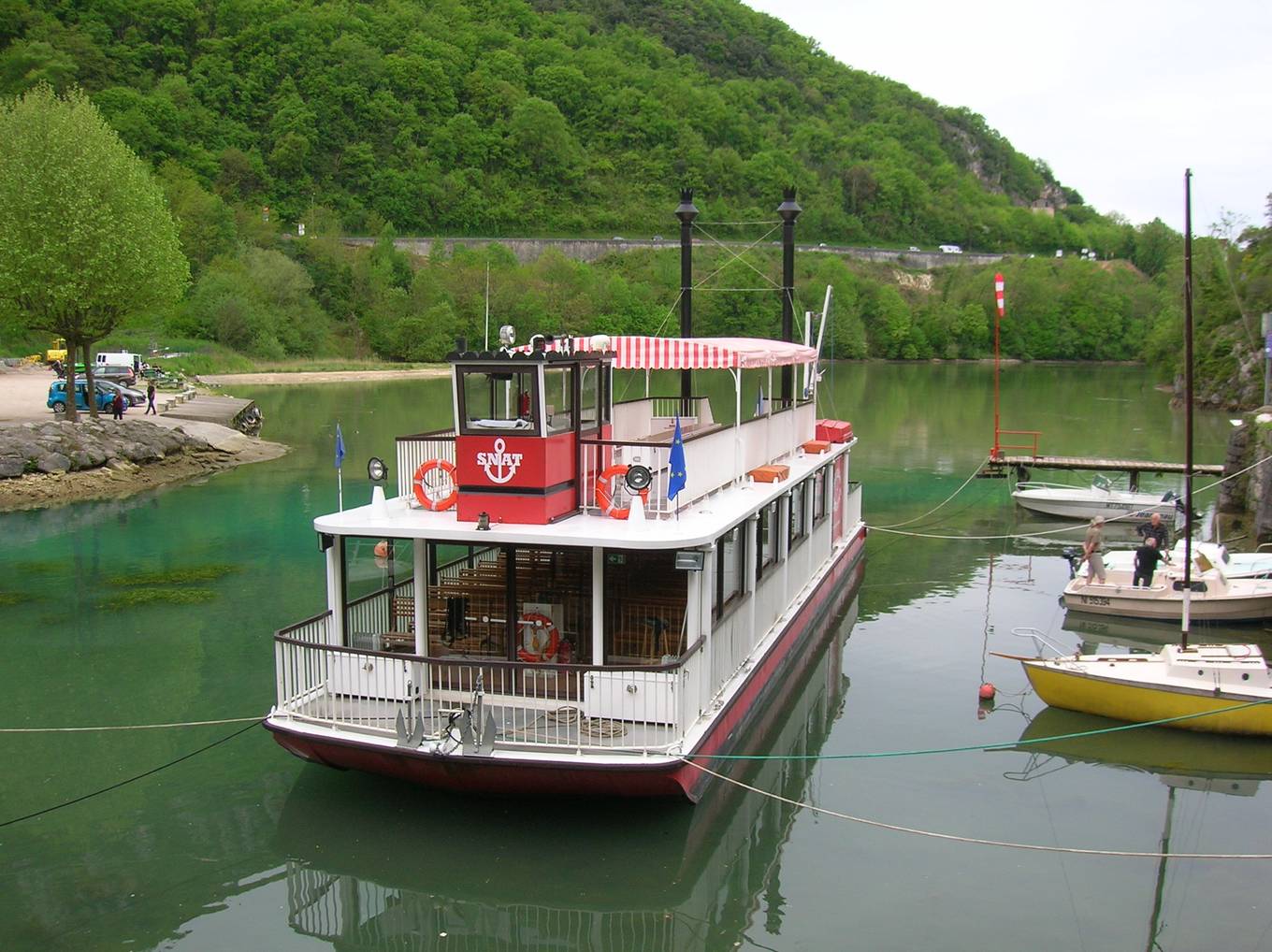 Le bateau à roue Royans-Vercors amarré au pied du village