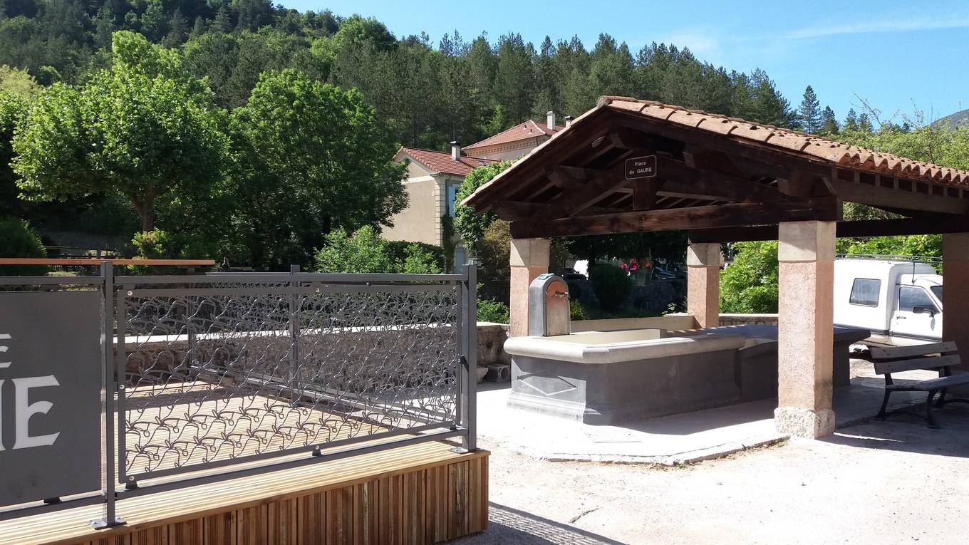 Le lavoir de la place du Gaure à Saint-Nazaire-le-Désert