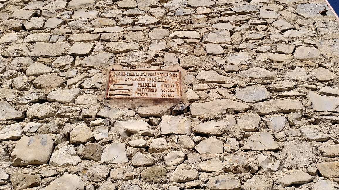 Une plaque de cocher en fonte à Saint-Nazaire-le-Désert
