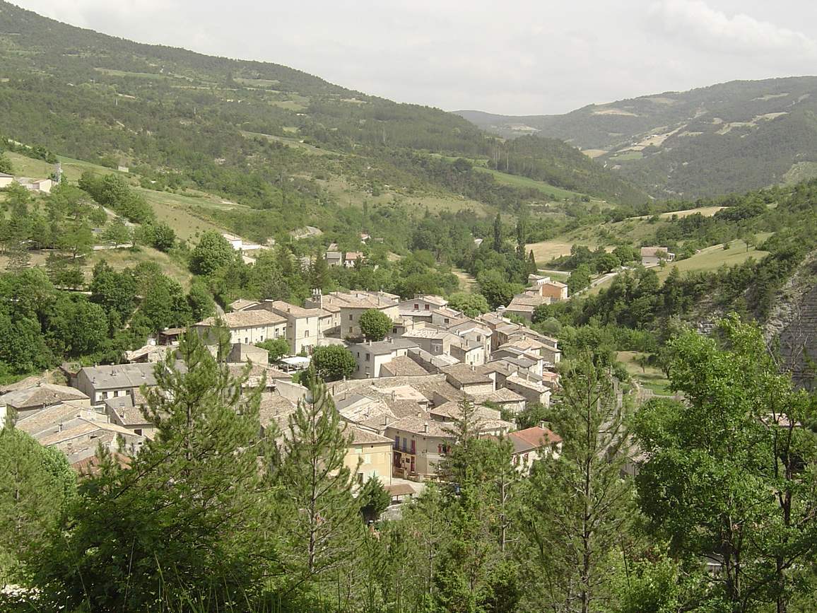 Vue du village de Saint-Nazaire-le-Désert dans la vallée de la Roanne