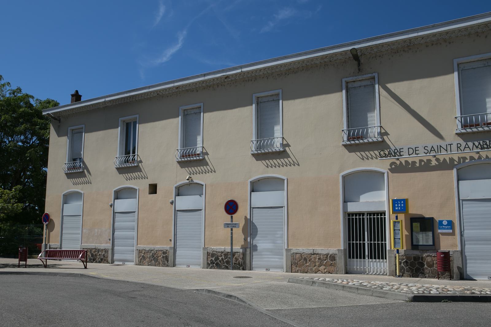 Le bâtiment voyageurs de la gare de Saint-Rambert-d'Albon, ouvertures fermées par des rideaux métalliques