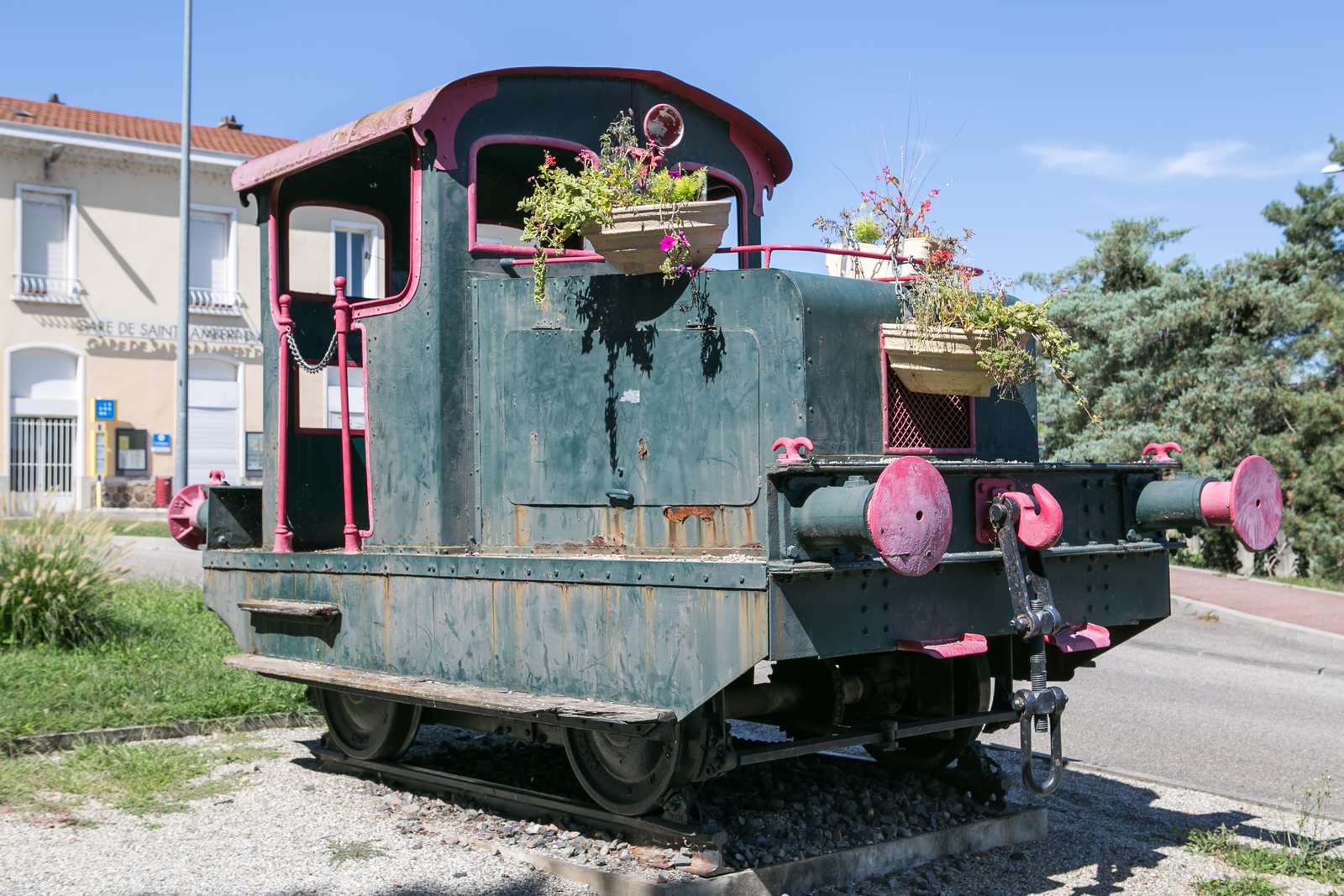 Ancien locotracteur Gaston Moyse fleuri devant la gare de Saint-Rambert-d'Albon