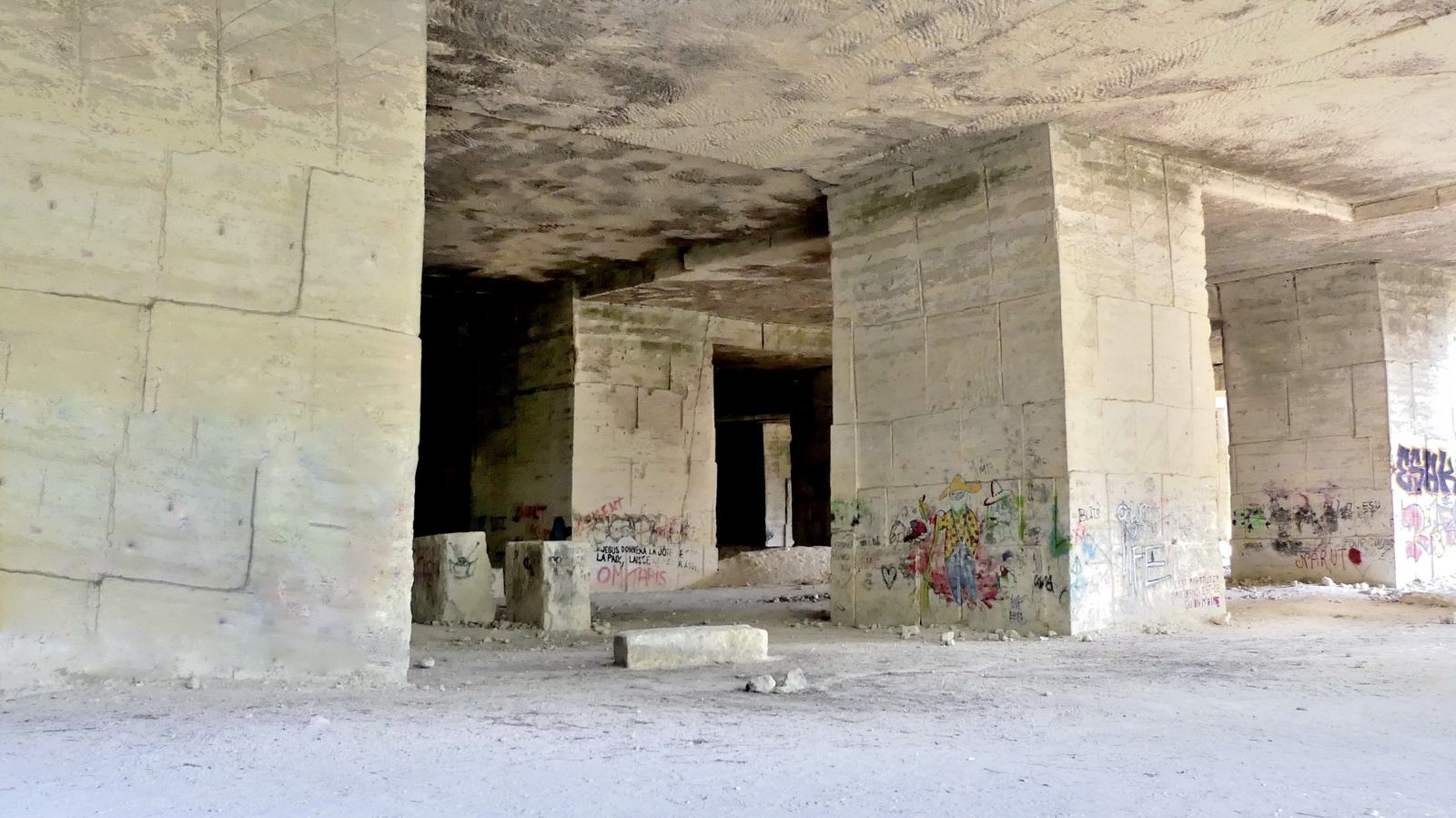 L'intérieur d'une carrière souterraine de Saint-Restitut, avec ses piliers de calcaire blanc