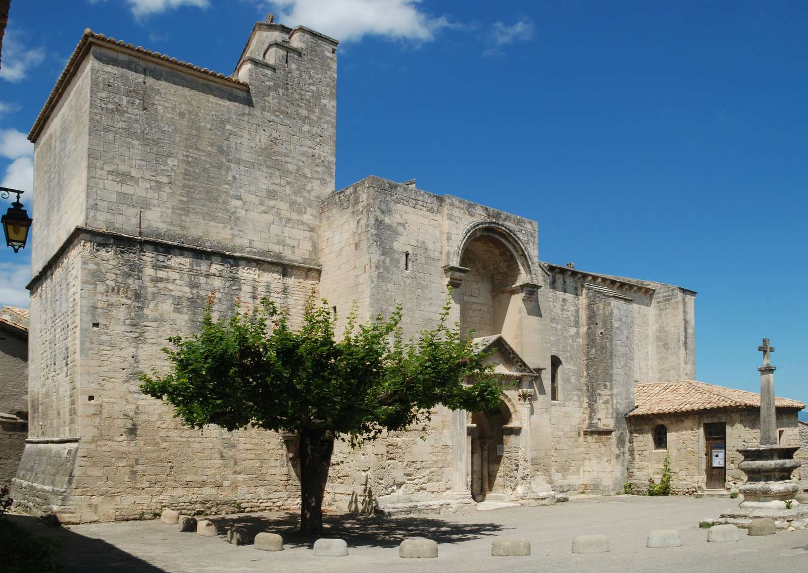 L'église romane de Saint-Restitut en pierre blanche, avec sa tour accolée