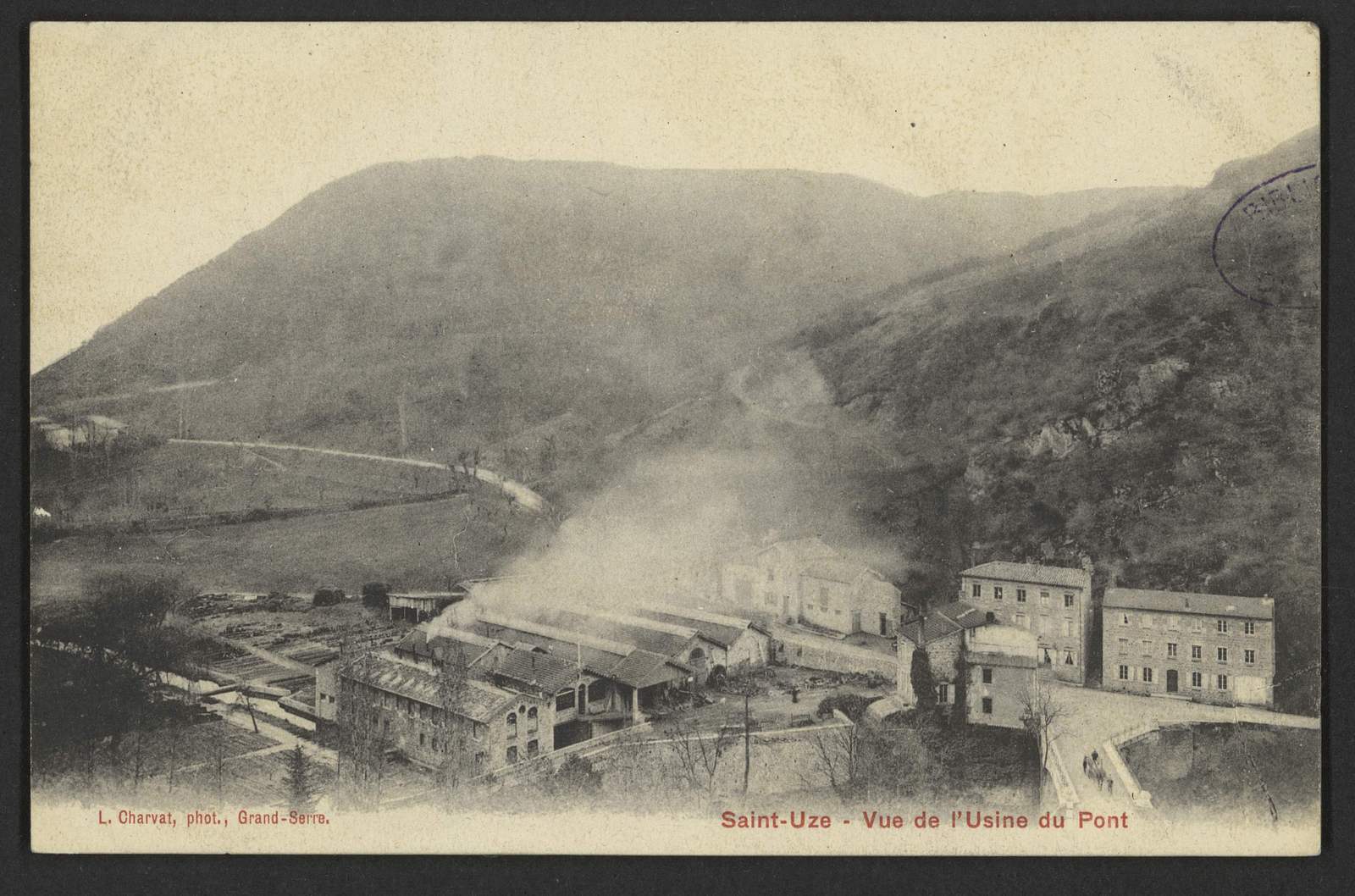 L'usine du Pont à Saint-Uze vers 1900, ses ateliers et sa fumée dans la vallée de la Galaure