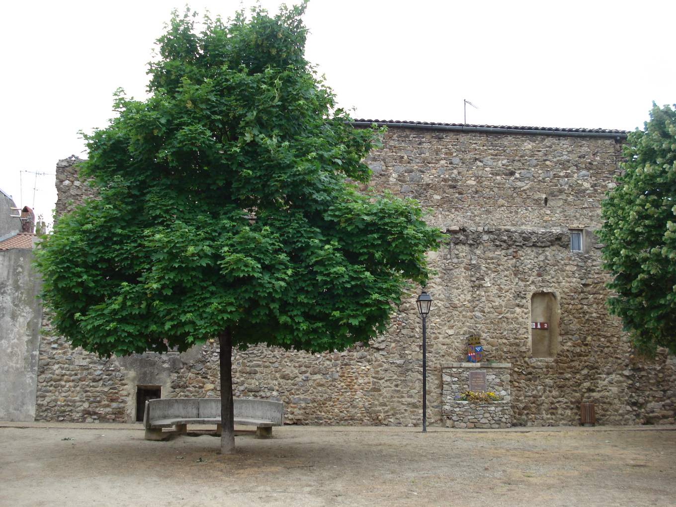 Les remparts visibles place d'Orsolles à Saint-Vallier