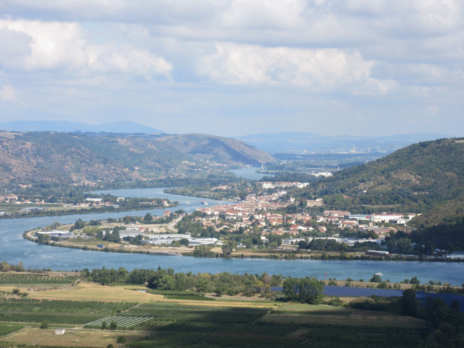 Saint-Vallier et le défilé du Rhône vus du puy de Serves