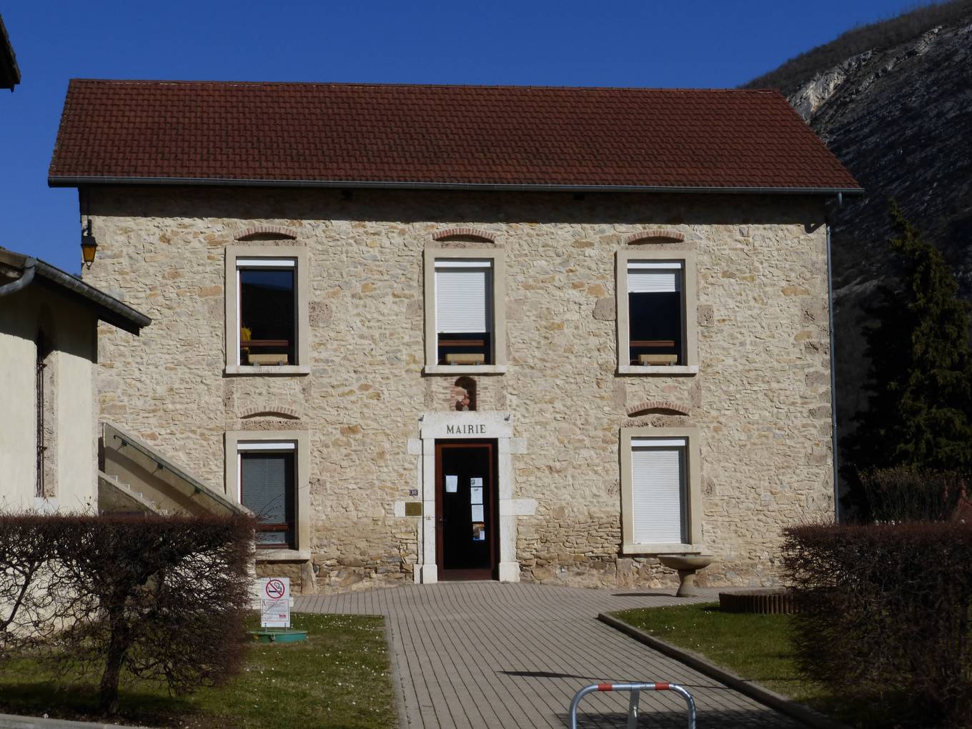 L'entrée de la mairie de Sainte-Eulalie-en-Royans, installée dans l'ancienne cure