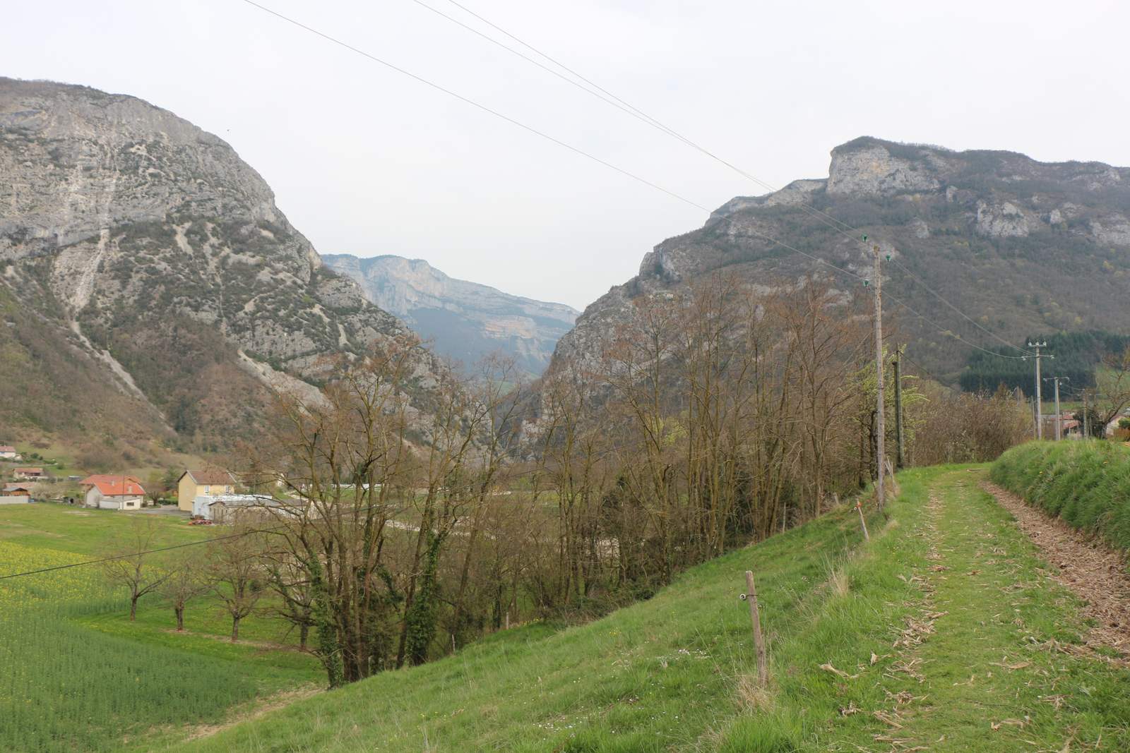 Vue sur l'entrée des Petits Goulets depuis le chemin du tram
