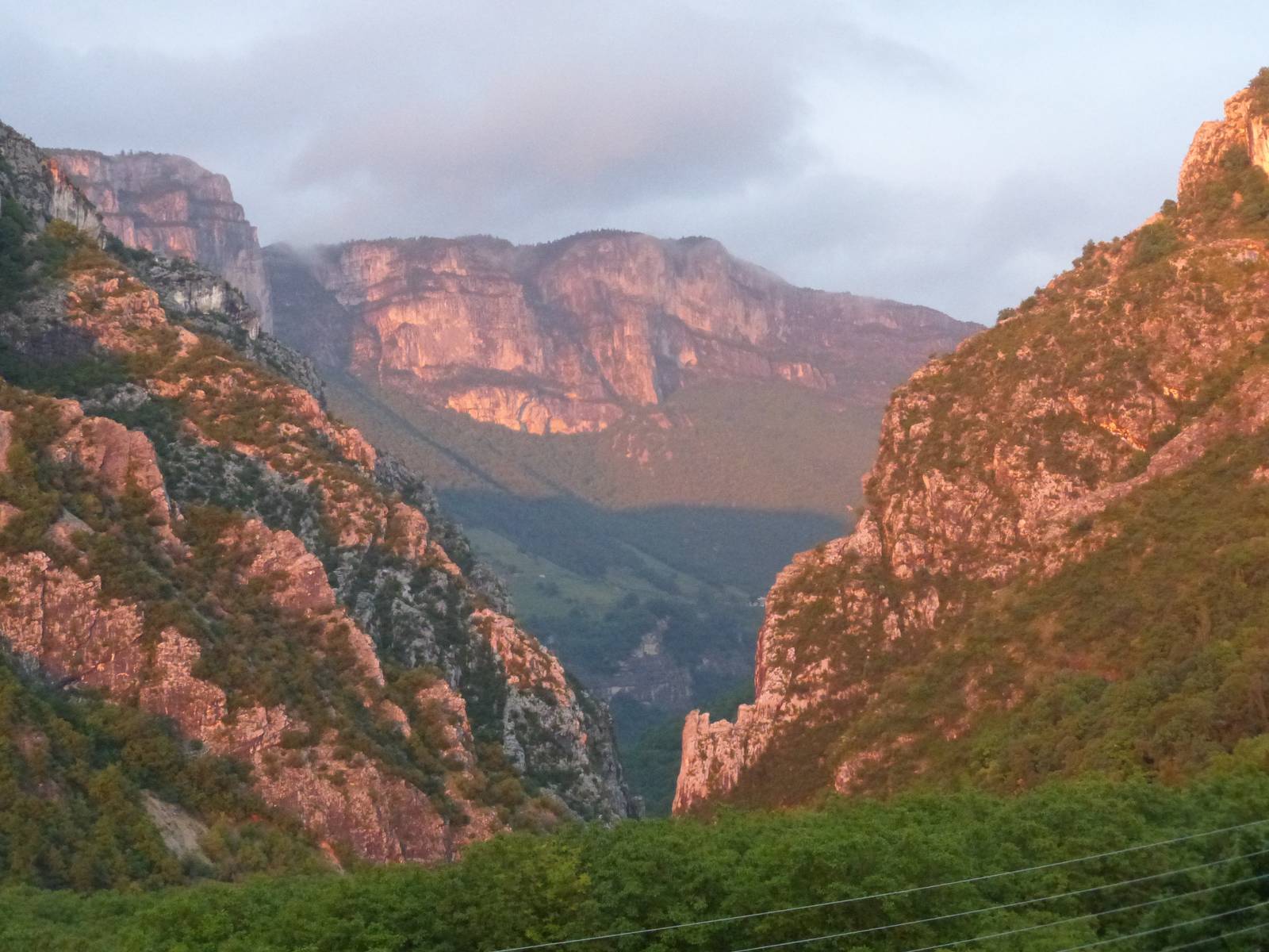 Coucher de soleil sur l'entrée des Petits Goulets, la porte du Vercors
