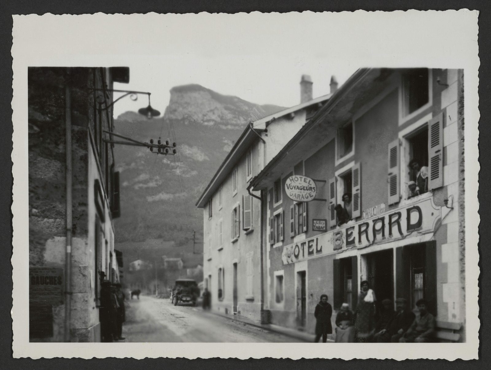 Une rue de Sainte-Eulalie-en-Royans et l'hôtel Bérard au début du 20e siècle