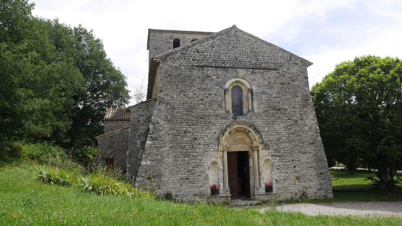 L'église romane Notre-Dame de Beauvert à Sainte-Jalle, vue du nord-ouest