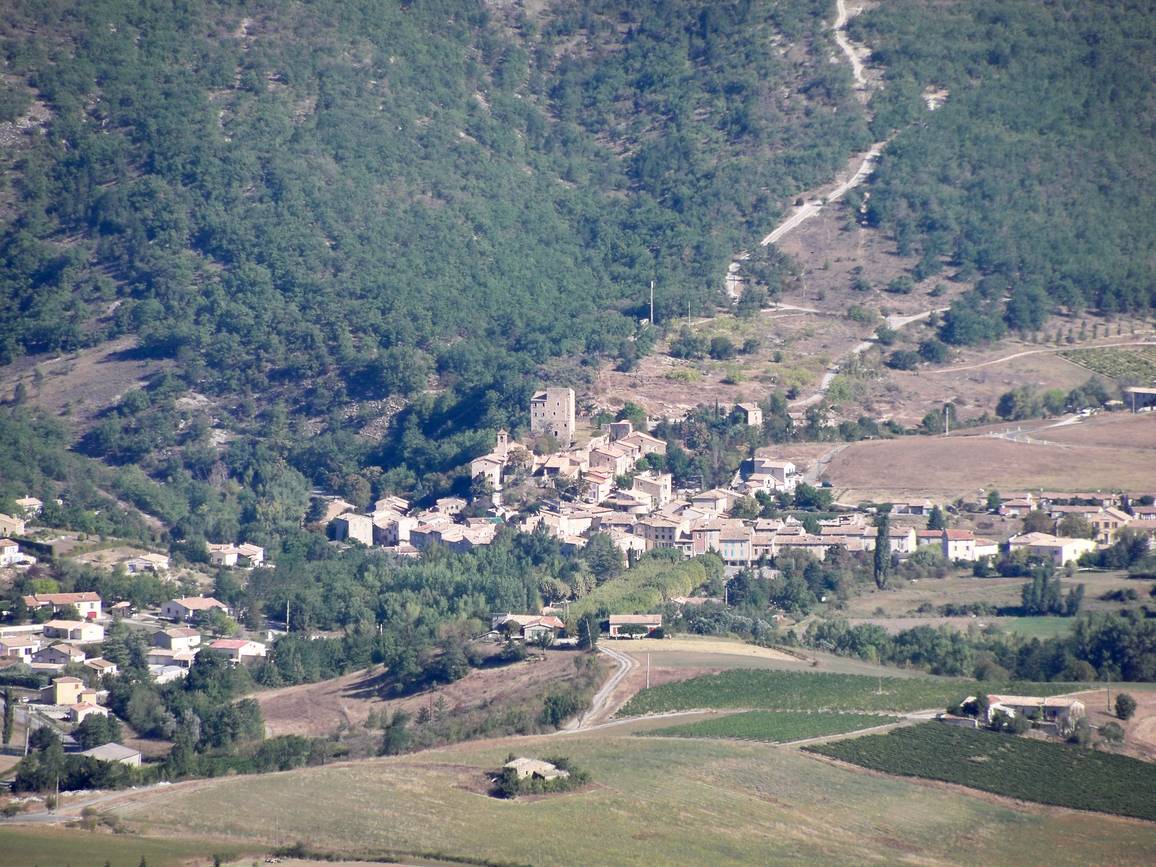 La vallée de l'Ennuye et Sainte-Jalle vues depuis le col d'Ey