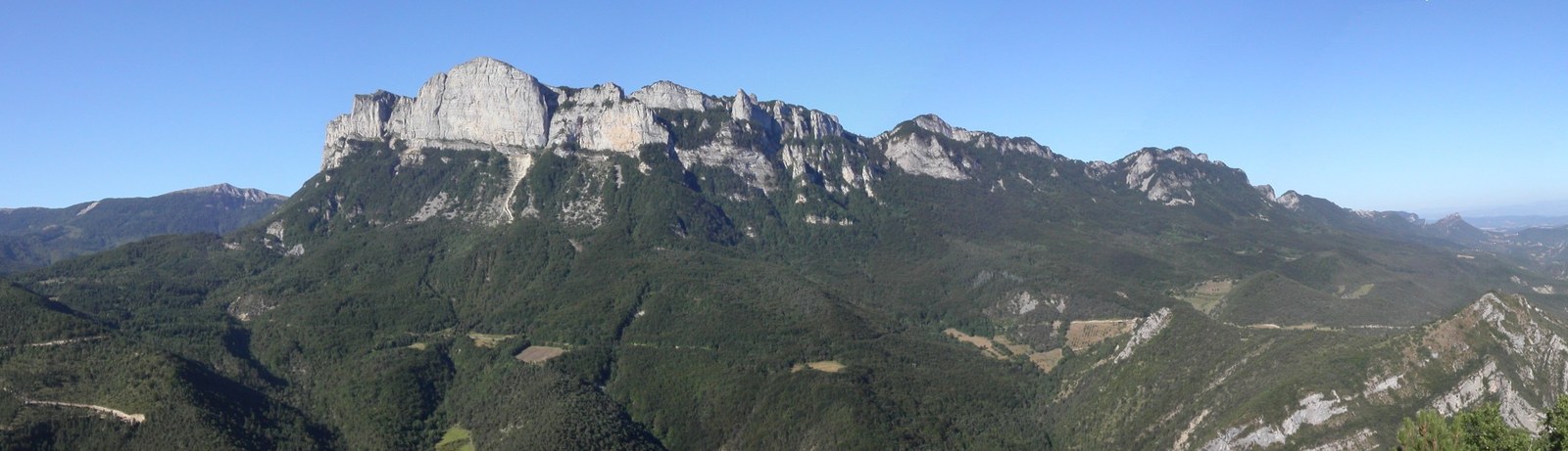La silhouette des Trois Becs fermant le massif de la forêt de Saoû