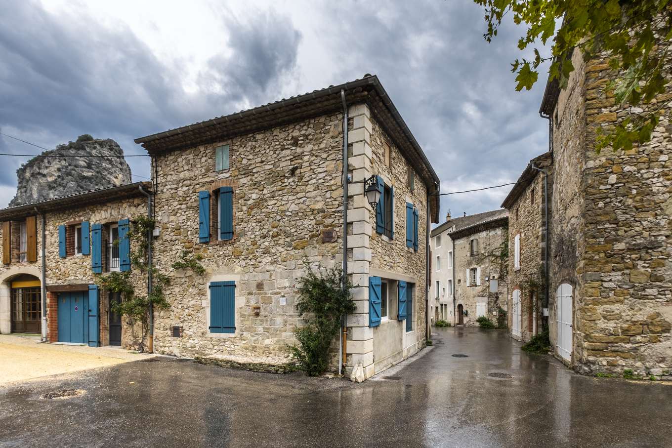 Le village de Saou au pied du massif forestier
