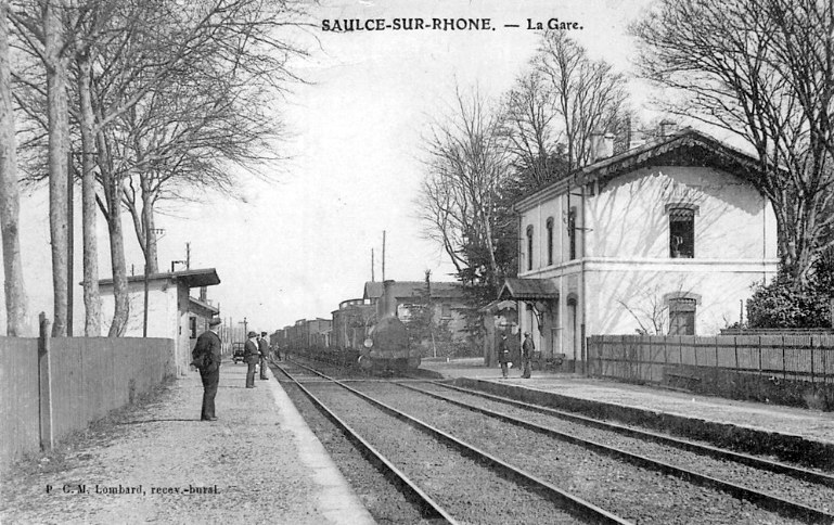 Carte postale ancienne de la gare de Saulce-sur-Rhône, train à vapeur en approche et cheminots sur le quai