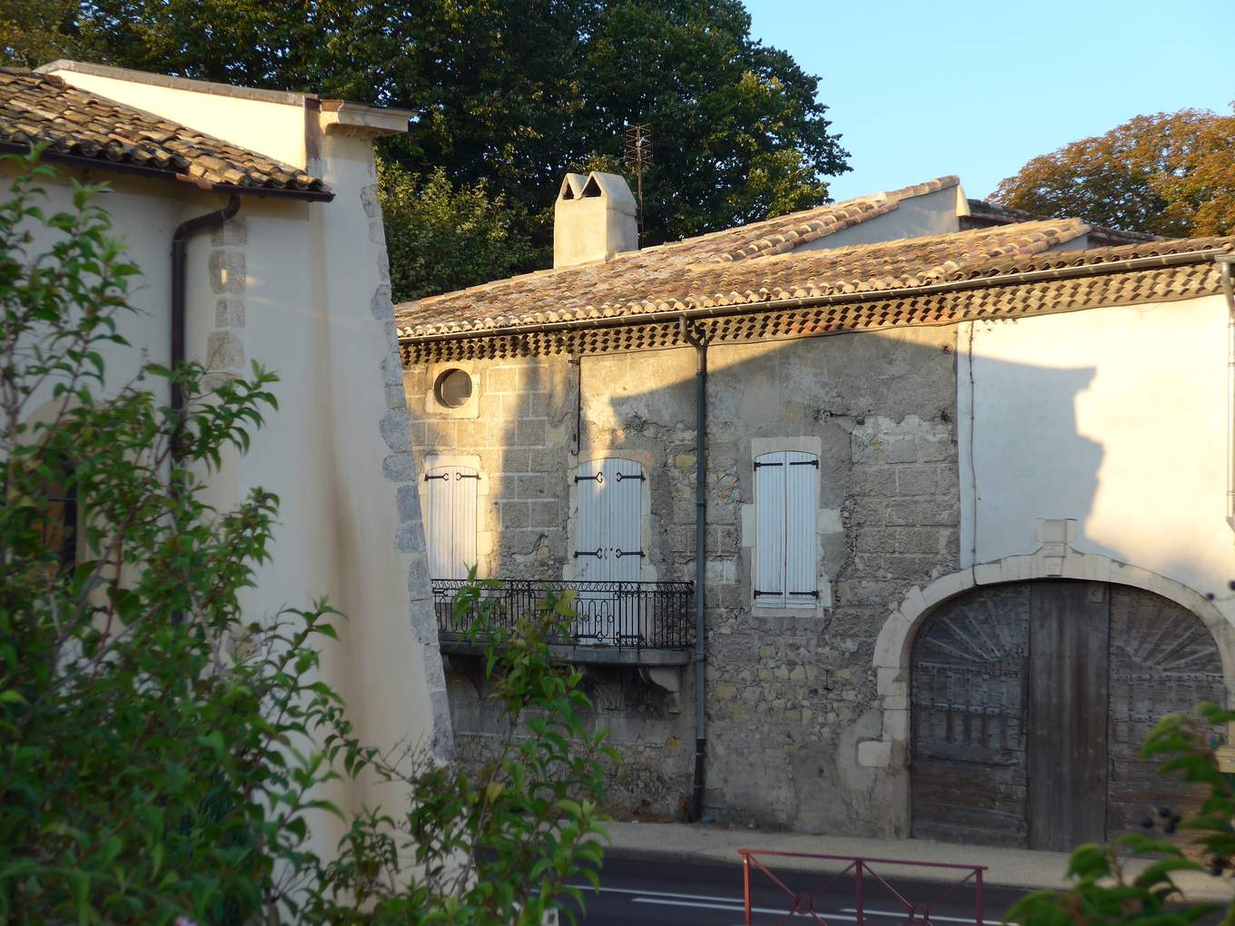L'ancien relais de poste aux chevaux de Saulce-sur-Rhône, sa façade du XVIIe siècle et sa porte cochère sur l'ancienne nationale 7