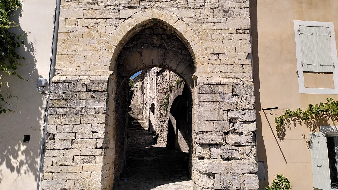 Porte voûtée et escaliers dans le vieux village de Sauzet