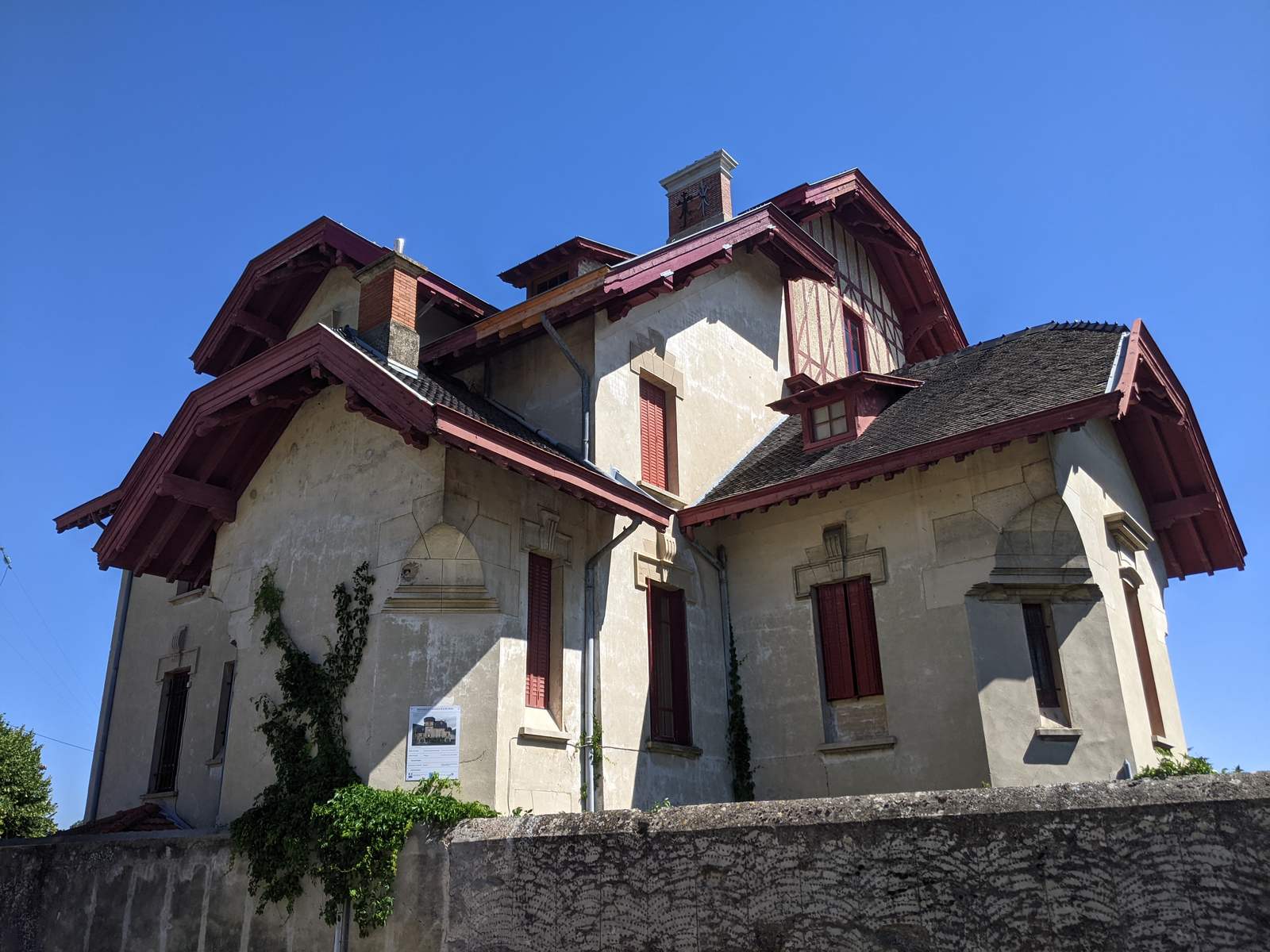 La villa Sestier à Sauzet, façade régionaliste à charpentes peintes en rouge