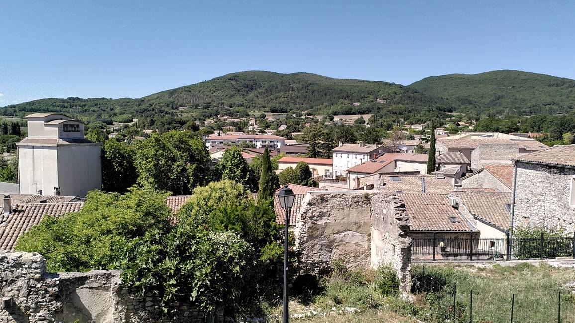 Vue depuis le haut du vieux village de Sauzet, murs ruinés au premier plan