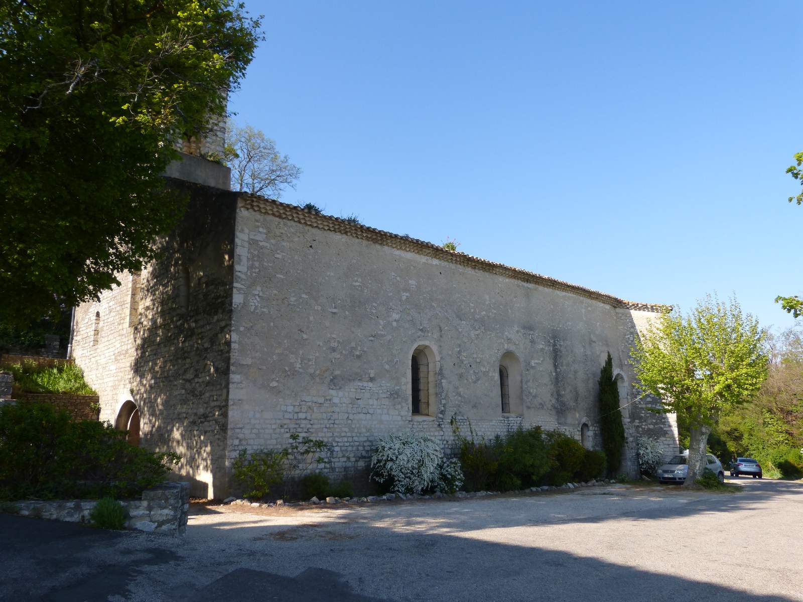 Le flanc sud de l'église Notre-Dame-la-Blanche de Savasse, avec ses baies en plein cintre