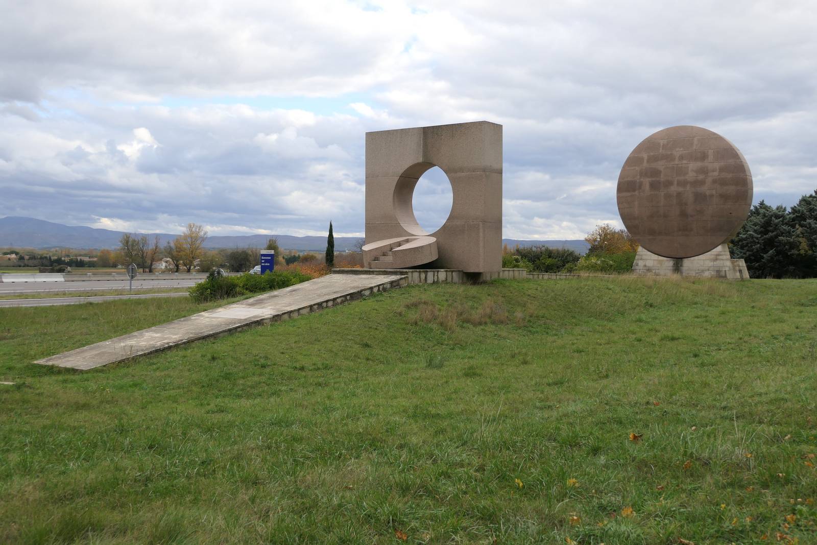 La Porte du soleil, sculpture en granit rose sur l'aire de l'autoroute A7 à Savasse