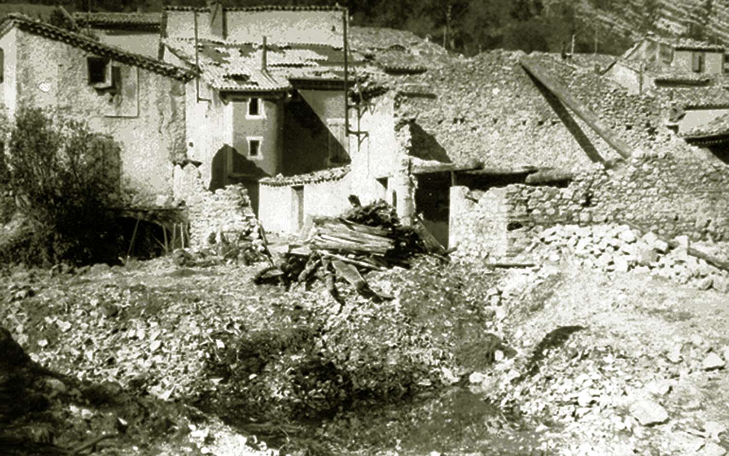 Séderon après le bombardement allemand du 10 août 1944