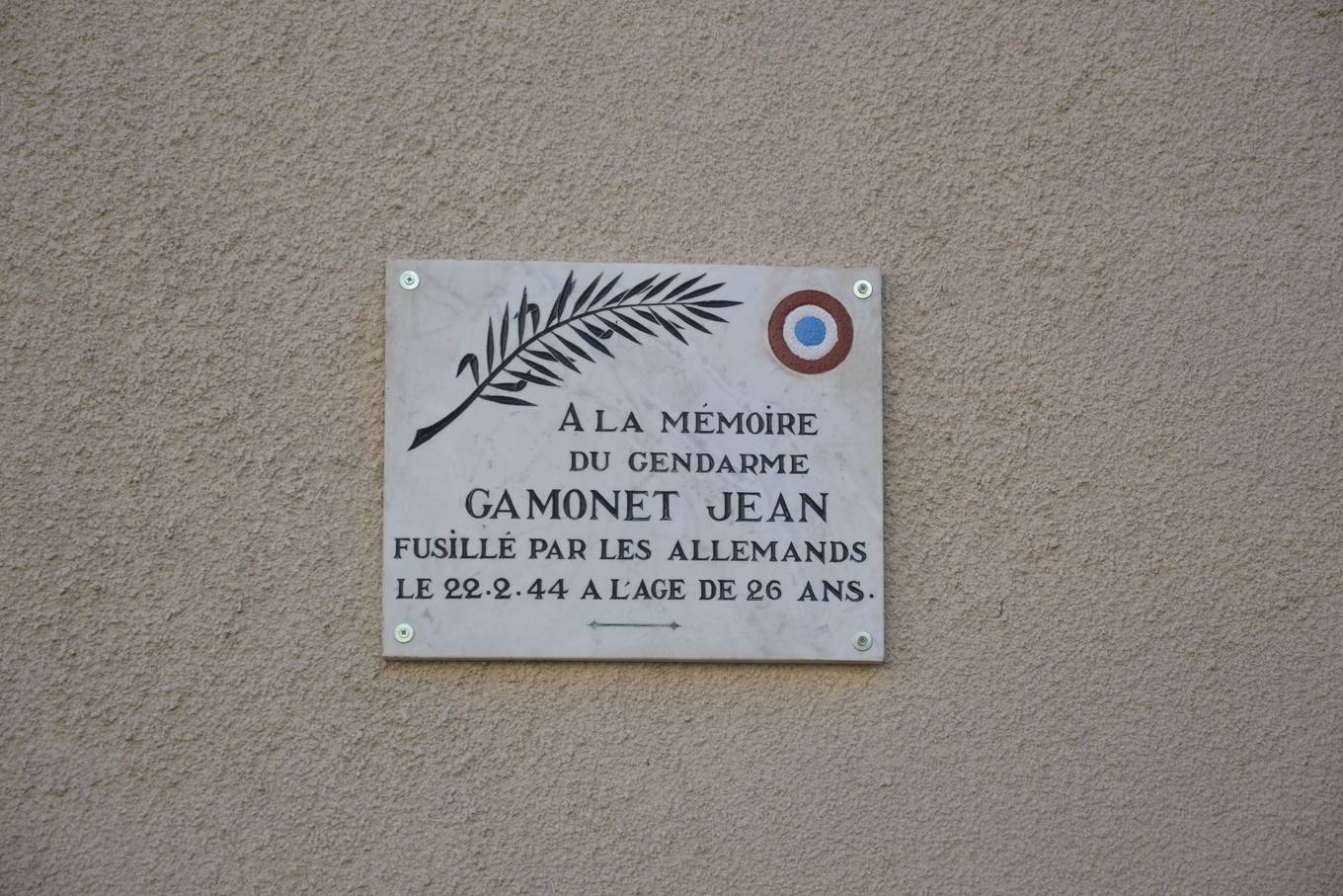 La plaque commémorative au gendarme Gamonet à Séderon