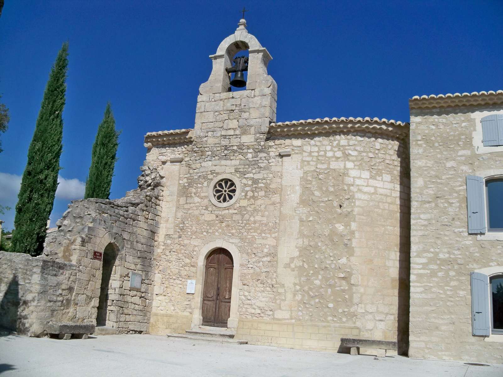 Une autre vue de l'église de Solérieux