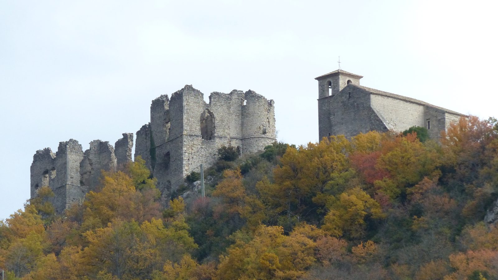 Les ruines du château de Soyans sur leur promontoire rocheux au-dessus du village