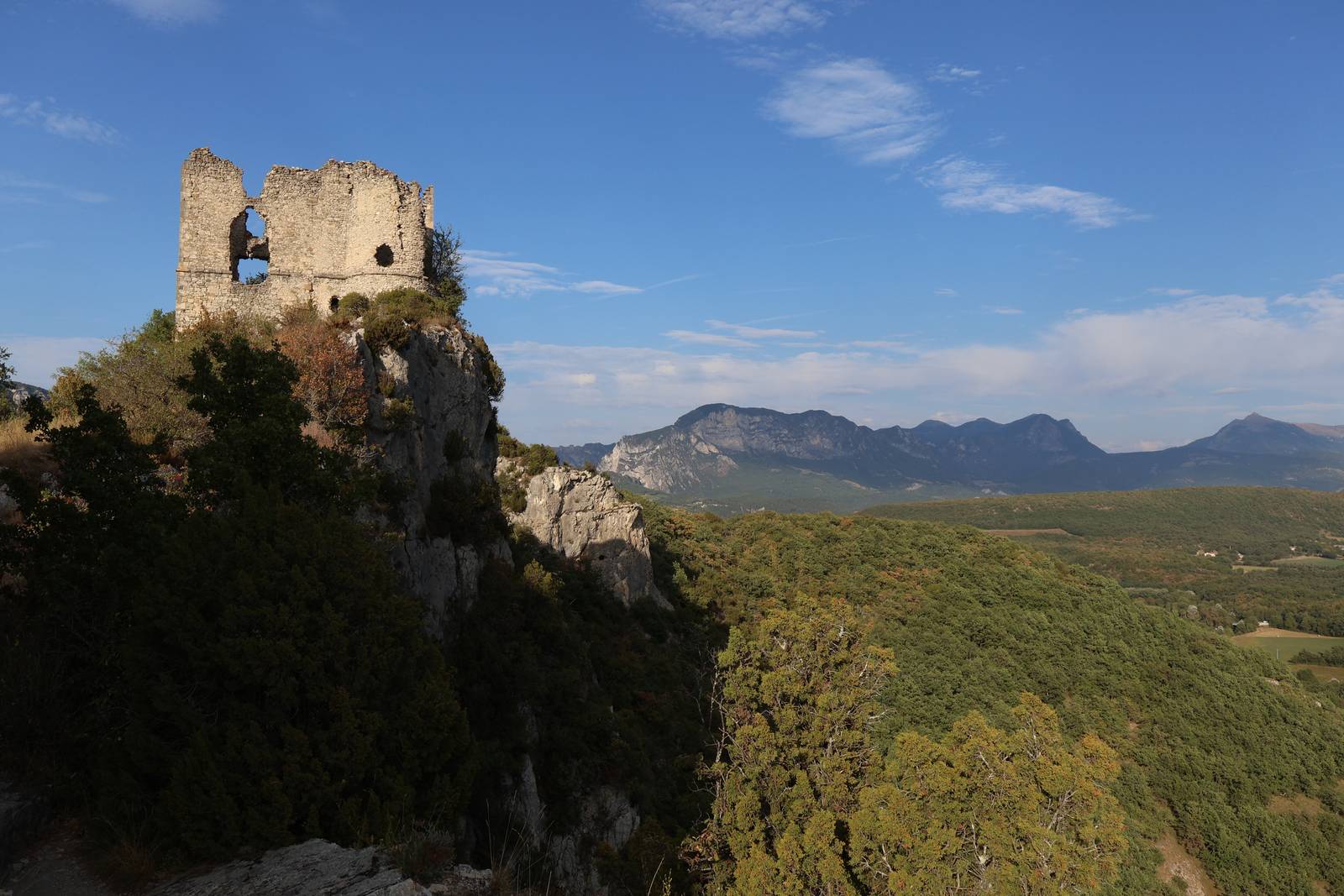 Les ruines du château de Soyans en août 2024