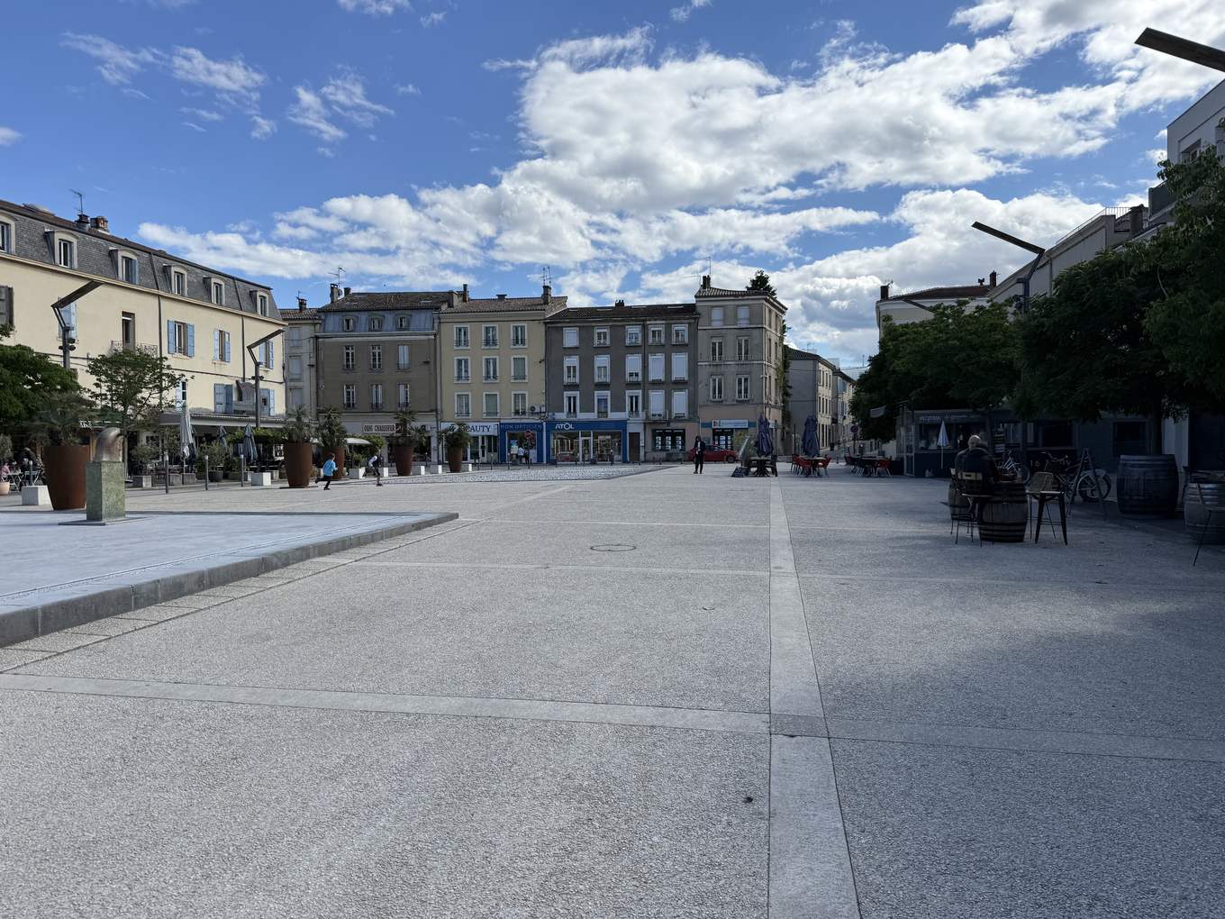 La place du Taurobole à Tain-l'Hermitage, avec la copie de l'autel romain
