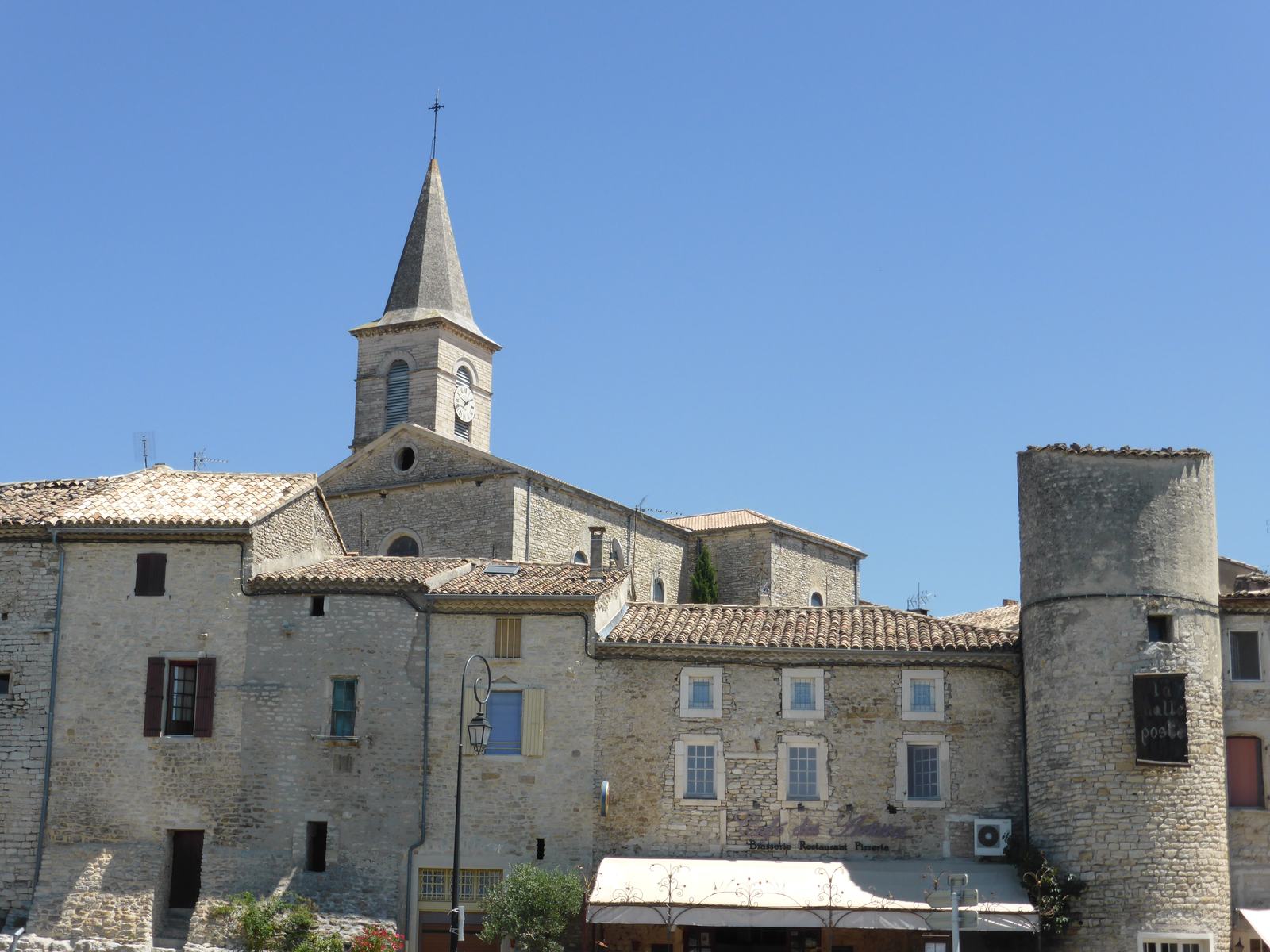Vue générale du bourg de Taulignan dans son paysage
