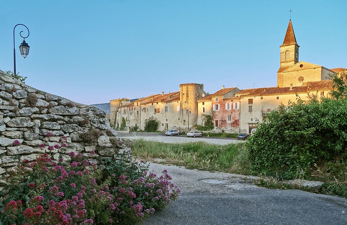 Les remparts médiévaux de Taulignan vus du nord-ouest