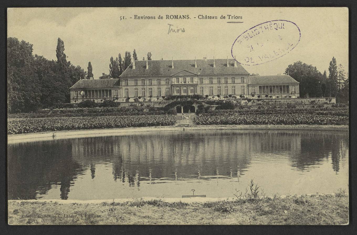 Carte postale ancienne du château de Triors, longue façade classique à deux ailes au-dessus de jardins en terrasse et d'un grand bassin