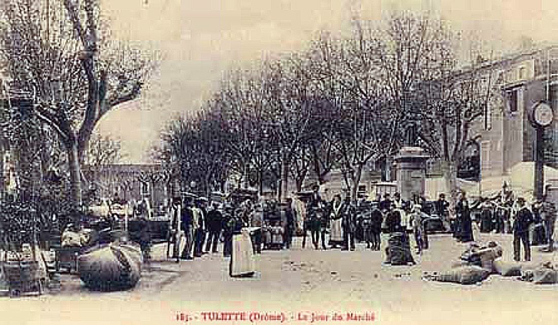 Jour de marché à Tulette au début du 20e siècle