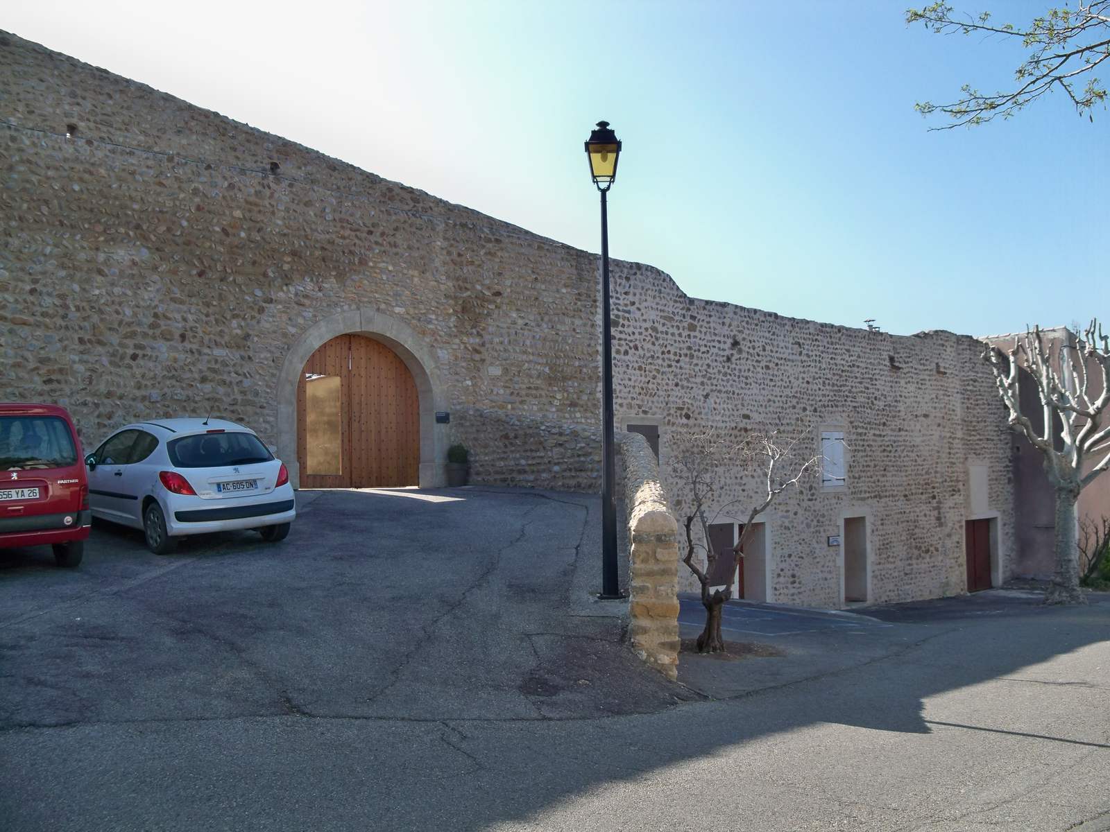 Les remparts de Tulette avec leur appareillage en arête-de-poisson