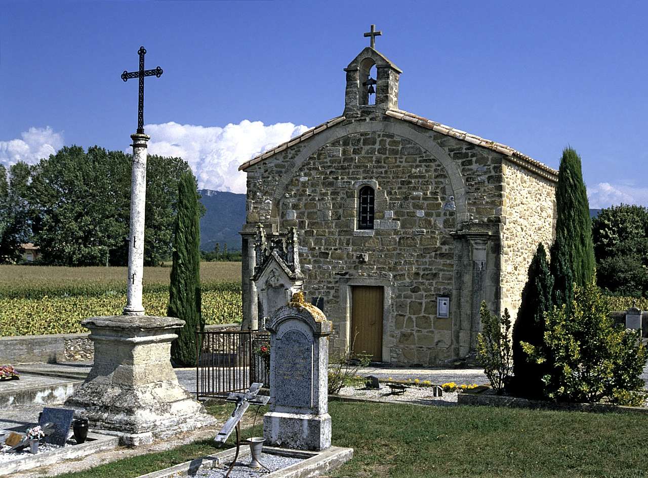 La chapelle Saint-Baudille dans le cimetière d'Upie