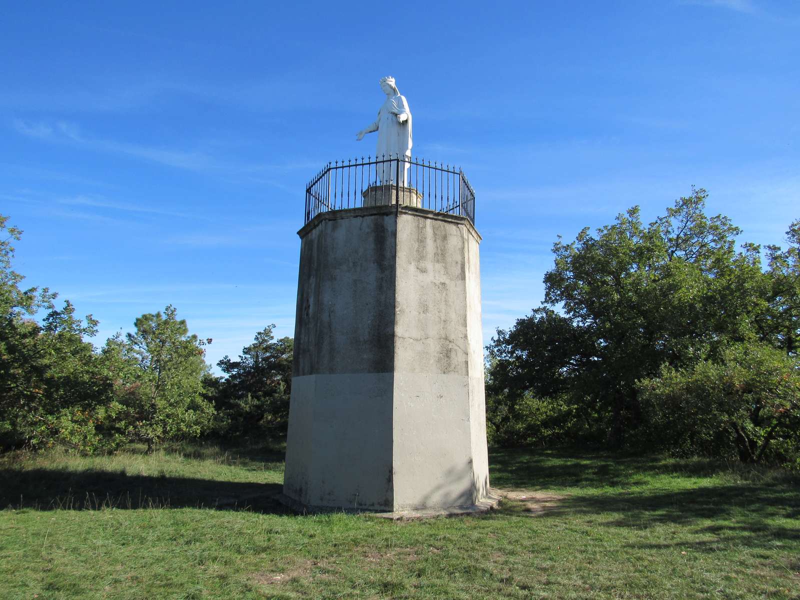 La statue de Notre-Dame de Miéry sur sa colline au-dessus d'Upie