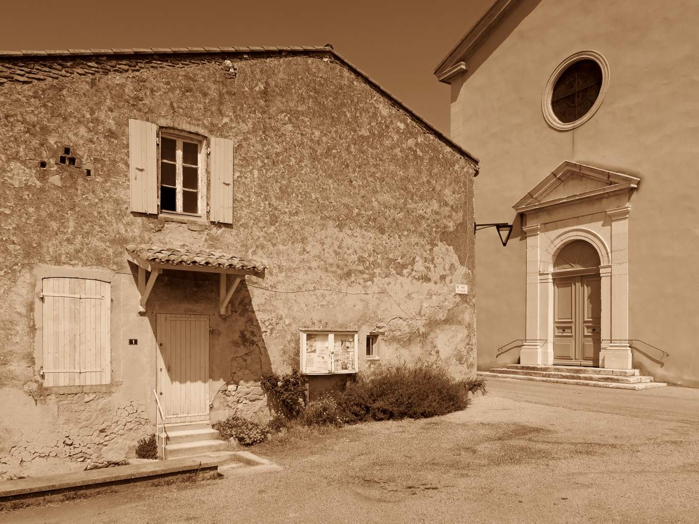 La place de l'Église à Upie