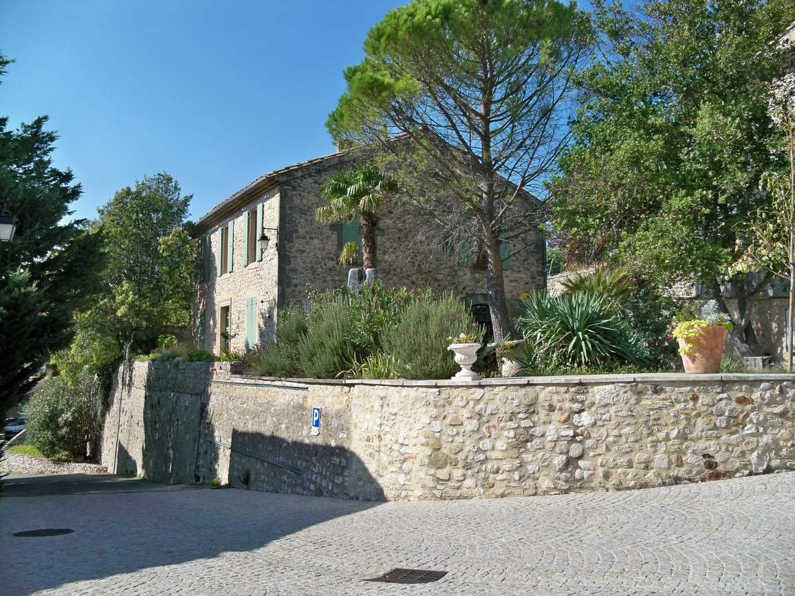 La mairie de Valaurie et son jardin