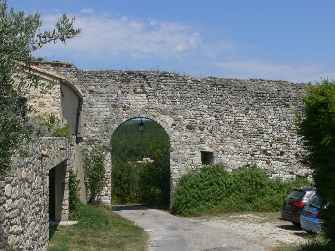 La muraille au sommet du village de Valaurie