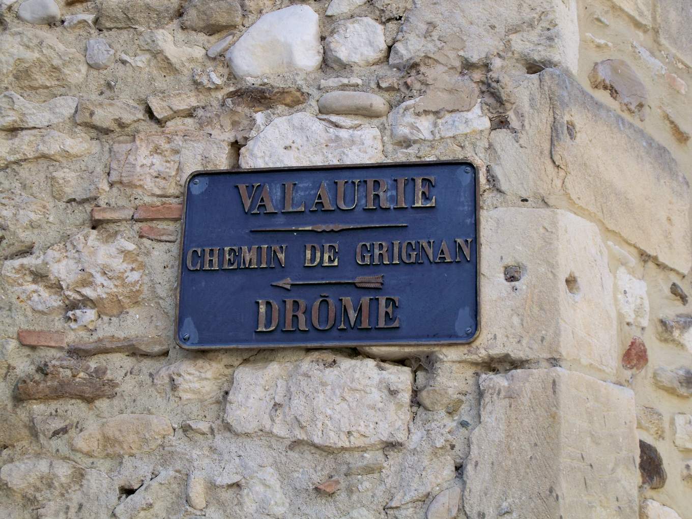 Une plaque de direction ancienne à Valaurie